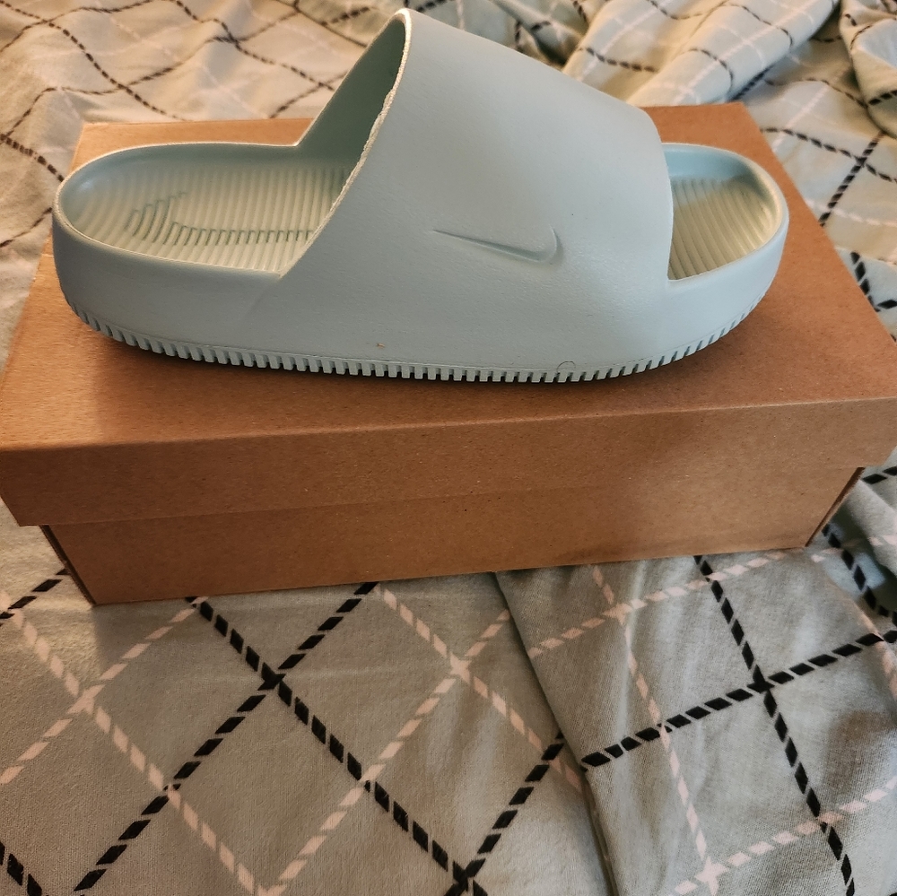 Womens Nike Calm Slide. Color Jade Ice, Size 9.